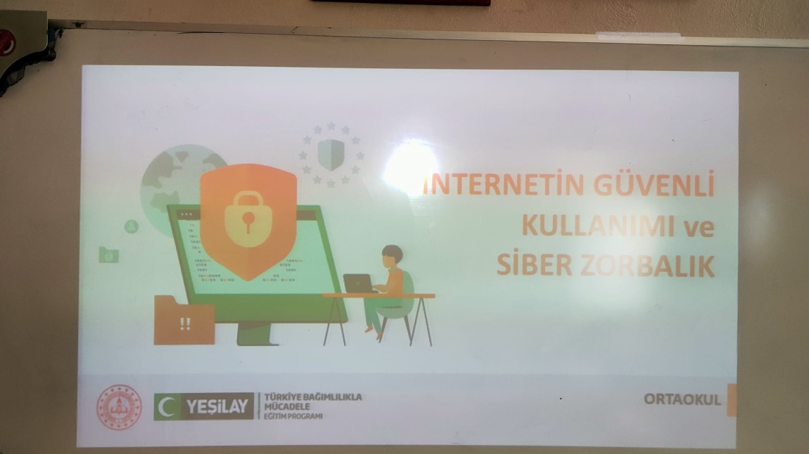 Okulumuz Rehber Öğretmeni Tennur Öztürk 5. sınıf öğrencilerimize İnternetin güvenli kullanımı ve siber zorbalık ile ilgili eğitim verdi.